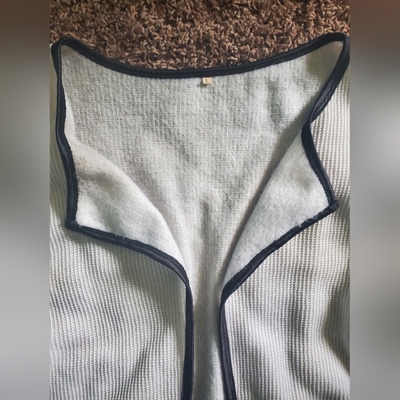 White & Black top - Picture 3 of 6